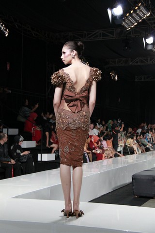 Yuk tampil cantik dan percaya diri di 2011 dengan kebaya modern !